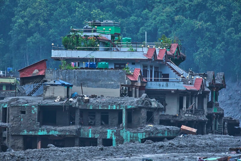 Se ve el daño tras las inundaciones repentinas en Devighat en el distrito de Nuwakot en Nepal, jueves, 27 de agosto de 2026.