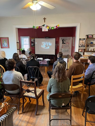 Miembros de las comunidades de Santos de los Últimos Días, bahá’ís y otras comunidades religiosas participan en debates como parte de un evento de la Reverse Open House Series el 17 de marzo de 2022, en un centro de reuniones de los Santos de los Últimos Días en Washington, D.C.