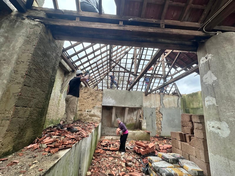 Voluntarios Santos de los Últimos Días apoyan los esfuerzos de limpieza en el pequeño pueblo de Chumbaria, en el centro de Portugal, después de que tormentas mortales azotaran el país a principios de febrero de 2026.