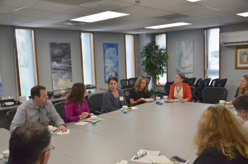 Representantes de Jewish Family Services y de la Estaca Ann Arbor Míchigan de La Iglesia de Jesucristo de los Santos de los Últimos Días se reúnen en las oficinas de JFS en Ann Arbor, Míchigan, el 27 de septiembre de 2024.