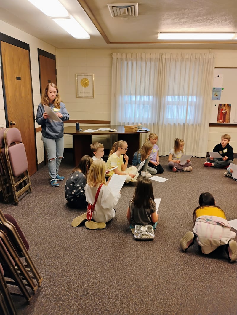 Niños de edad Valiente de la Estaca Orem Utah estudian su representación sobre una historia del Antiguo Testamento durante una actividad de la Primaria en Orem, Utah, el 14 de marzo de 2026.