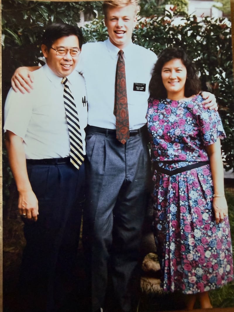 El élder Clark G. Gilbert aparece fotografiado cuando era adulto joven con sus líderes de misión, Doug y Michi Matsumori. El élder Gilbert sirvió en la Misión Japón Kobe de 1989 a 1991.