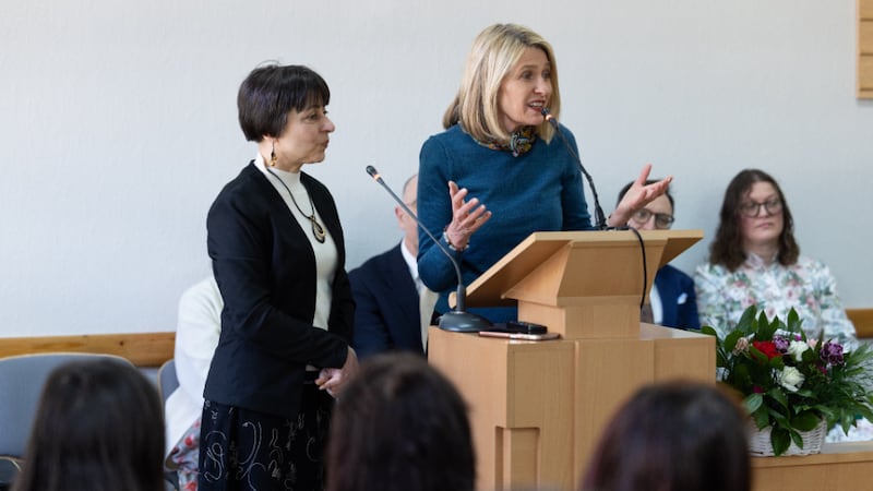 La presidenta Camille N. Johnson habla durante una reunión de mujeres en la Rama de Avlabari, en Tiflis, Georgia, el jueves 5 de marzo de 2026.