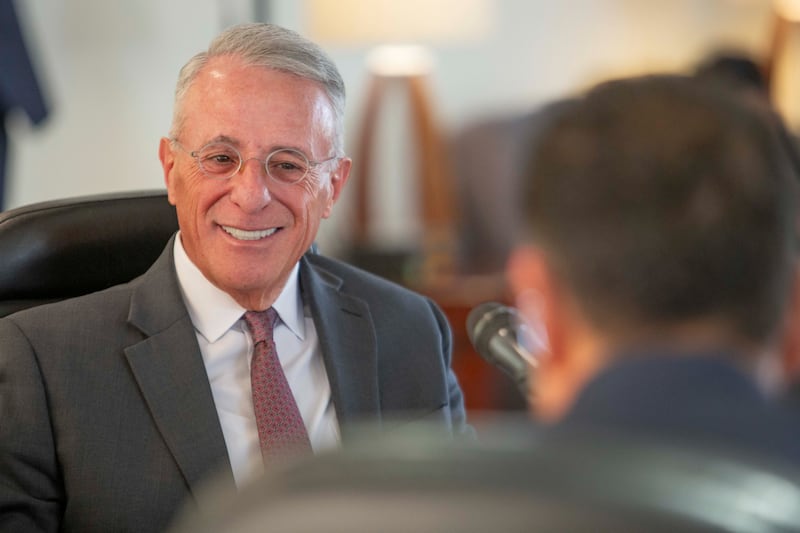 Élder Ulisses Soares del Cuórum de los Doce Apóstoles habla con miembros del Senado de México en la Ciudad de México, México, el viernes 28 de agosto de 2026.