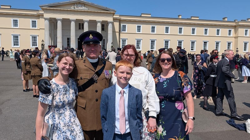 El Capellán Capitán Jonathan Bleakley, en uniforme, se convirtió en uno de los primeros dos capellanes de la Iglesia de Jesucristo cuando completó su entrenamiento en la Real Academia Militar Sandhurst en Berkshire, Inglaterra, el 18 de julio de 2026. Se le ve con los miembros de su familia, de izquierda a derecha: Grace Bleakley, Benjamin Bleakley, Eve Bleakley y su esposa, Jennie Bleakley.