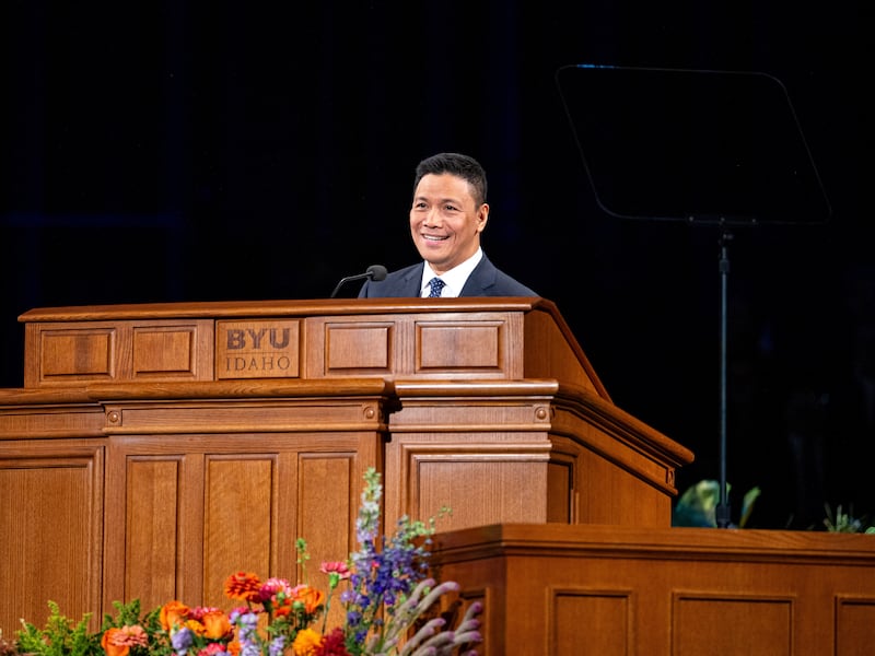Élder James O. Fantone, una Setenta Autoridad General, habla durante un devocional del campus de BYU–Idaho en el I–Center en Rexburg, Idaho, el martes 22 de septiembre de 2026.