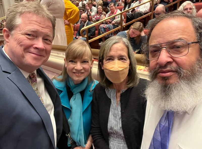 Tom Brett, Andrea Brett, Jan Pinborough y Demetrius O'Neal se toman una selfie en el Centro de Conferencias en Salt Lake City, el 6 de abril de 2025.