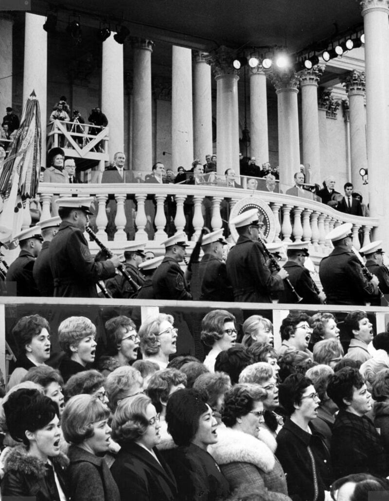 El Coro del Tabernáculo de la Manzana del Templo canta mientras los líderes políticos de la nación escuchan desde un área de observación detrás y encima de ellos durante la toma de posesión del presidente Richard Nixon el 20 de enero de 1969, en Washington, D. C.