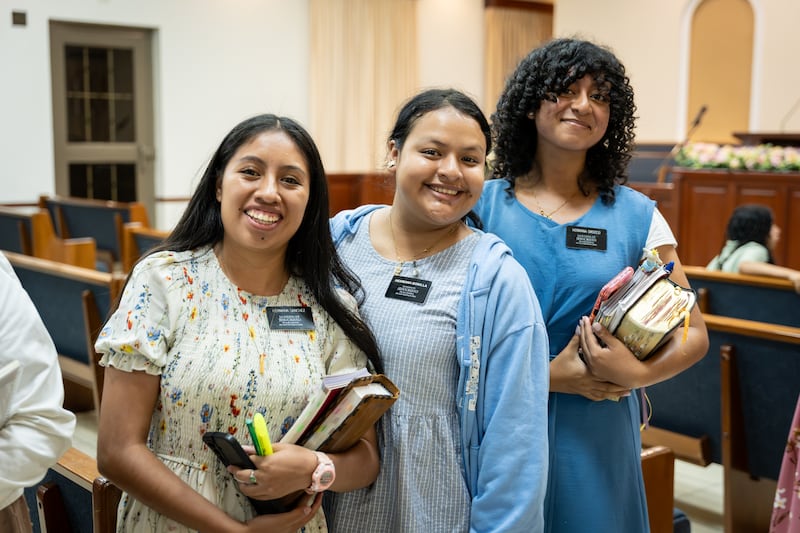 Estas hermanas misioneras estuvieron entre más de 300 que se reunieron para una asamblea devocional con élder Ronald A. Rasband del Cuórum de los Doce Apóstoles en Managua, Nicaragua, el viernes 16 de 2026.