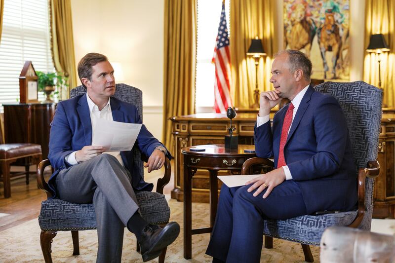El élder Nathan A. Craig, Setenta de Área que comenzará a prestar servicio como líder de misión en julio de 2026, derecha, se reúne con el gobernador de Kentucky, Andy Beshear, izquierda, el 10 de marzo de 2026.