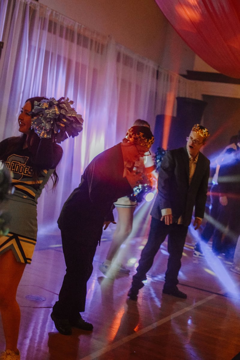 Más de 70 personas con necesidades especiales asisten al baile de gala Dazzle Prom en Las Vegas, Nevada, el 13 de febrero de 2026.