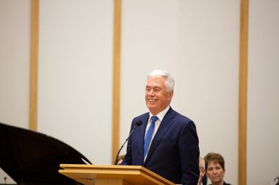 El élder Dieter F. Uchtdorf habla durante un devocional del 22 de abril de 2022 en Friedrichsdorf, Alemania, que se transmitió en vivo a los Santos de los Últimos Días de habla alemana en Austria, Alemania y Suiza.