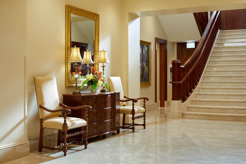 Vestíbulo frente a la majestuosa escalera del Templo de Arequipa, Perú.