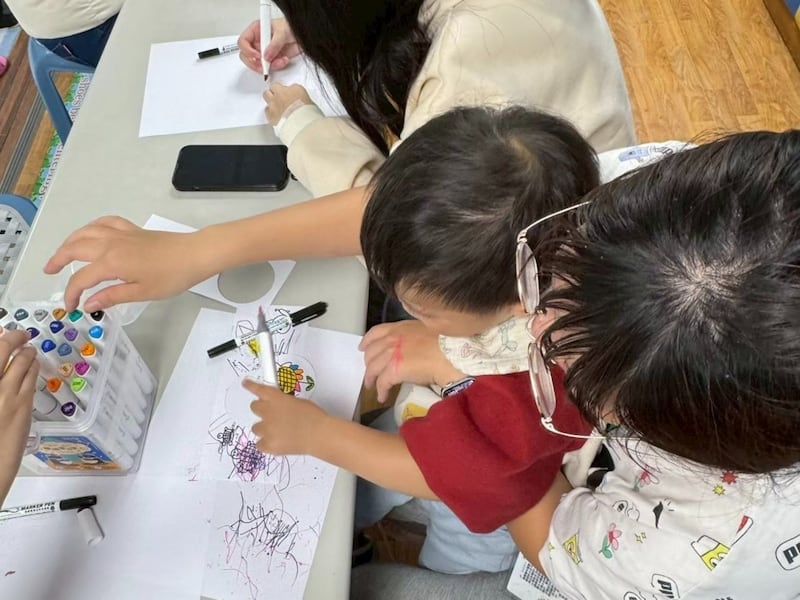 Adultos jóvenes de La Iglesia de Jesucristo de los Santos de los Últimos Días sirven a niños en un hospital infantil en la Ciudad de Changhua, Taiwán. Los adultos jóvenes visitan el hospital dos veces al mes para compartir música y terapia de arte.