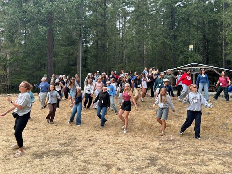 Mujeres jóvenes bailan durante el campamento de Mujeres Jóvenes en agosto de 2025 en el sur de la isla de Vancouver, Canadá.