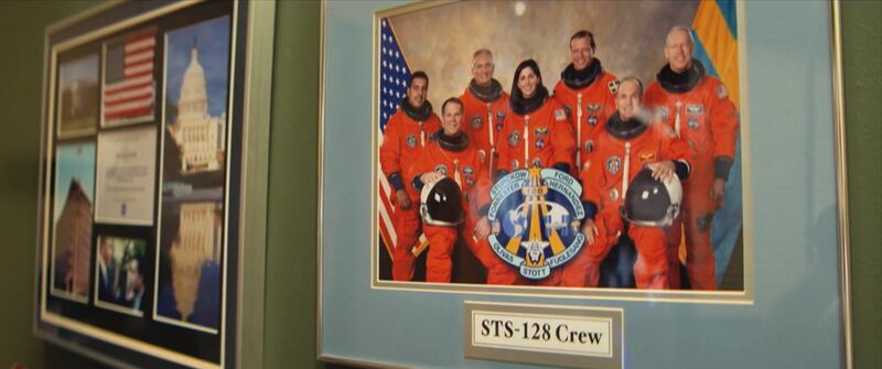 Material complementario del discurso principal virtual de José Hernández en RootsTech muestra un retrato de él y del resto de la tripulación del STS-128. El discurso virtual estuvo disponible en FamilySearch.org el 13 de febrero de 2026.