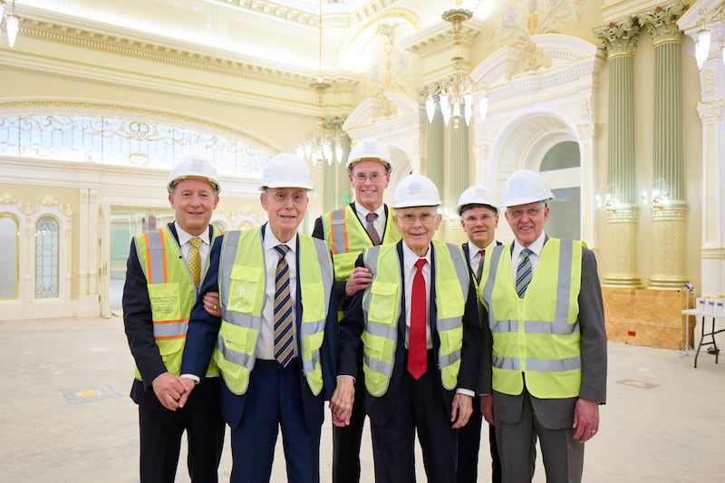 Los miembros de la Primera Presidencia y del Obispado Presidente de La Iglesia de Jesucristo de los Santos de los Últimos Días recorren el salón celestial del Templo de Salt Lake.