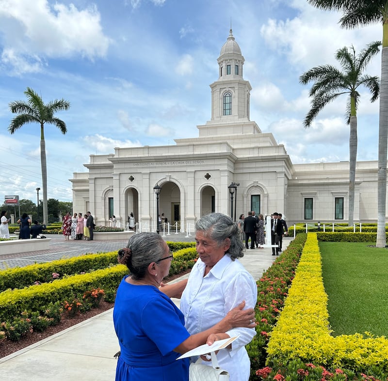 Betty Antonia Castro Torres, a la derecha, y María Rodríguez Salinas, a la izquierda, se abrazan calurosamente fuera del Templo de Managua Nicaragua después de la dedicación en Managua, Nicaragua, el domingo 18 de octubre de 2026.