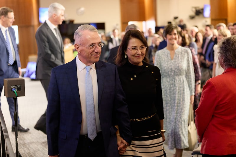 El élder Ulisses Soares y la hermana Rosana Soares caminan juntos durante el Seminario para Nuevos Líderes de Misión 2026 en el Centro de Capacitación Misional de Provo en Provo, Utah, el jueves 18 de junio de 2026.