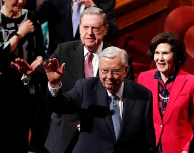 El presidente M. Russell Ballard, presidente en funciones del Cuórum de los Doce Apóstoles, saluda al salir de la sesión del sábado por la tarde de la Conferencia General Anual N°188 en Salt Lake City, el sábado, 31 de marzo de 2018. Atrás está el élder Jeffrey R. Holland del Cuórum de los Doce Apóstoles y su esposa, la hermana Patricia T. Holland.