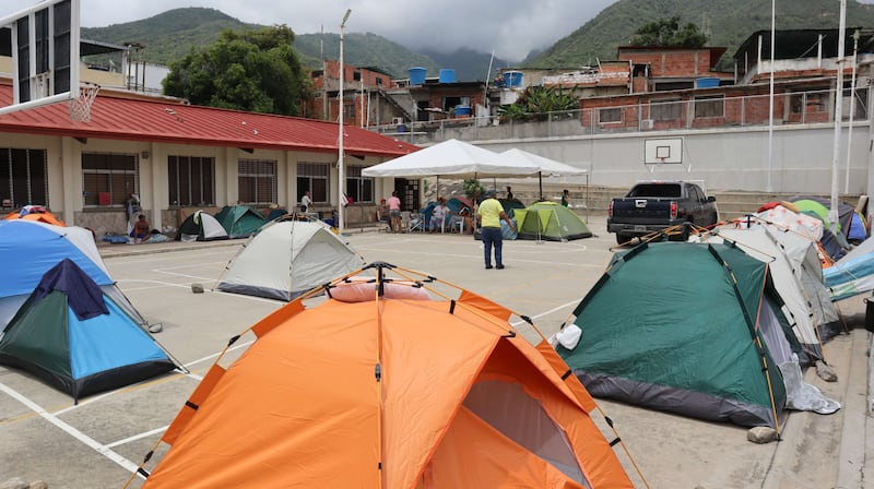 Se instalaron carpas fuera de una casa de reuniones de La Iglesia de Jesucristo de los Santos de los Últimos Días en La Guaira, Venezuela, después de que dos terremotos azotaran el país el 24 de junio de 2026.