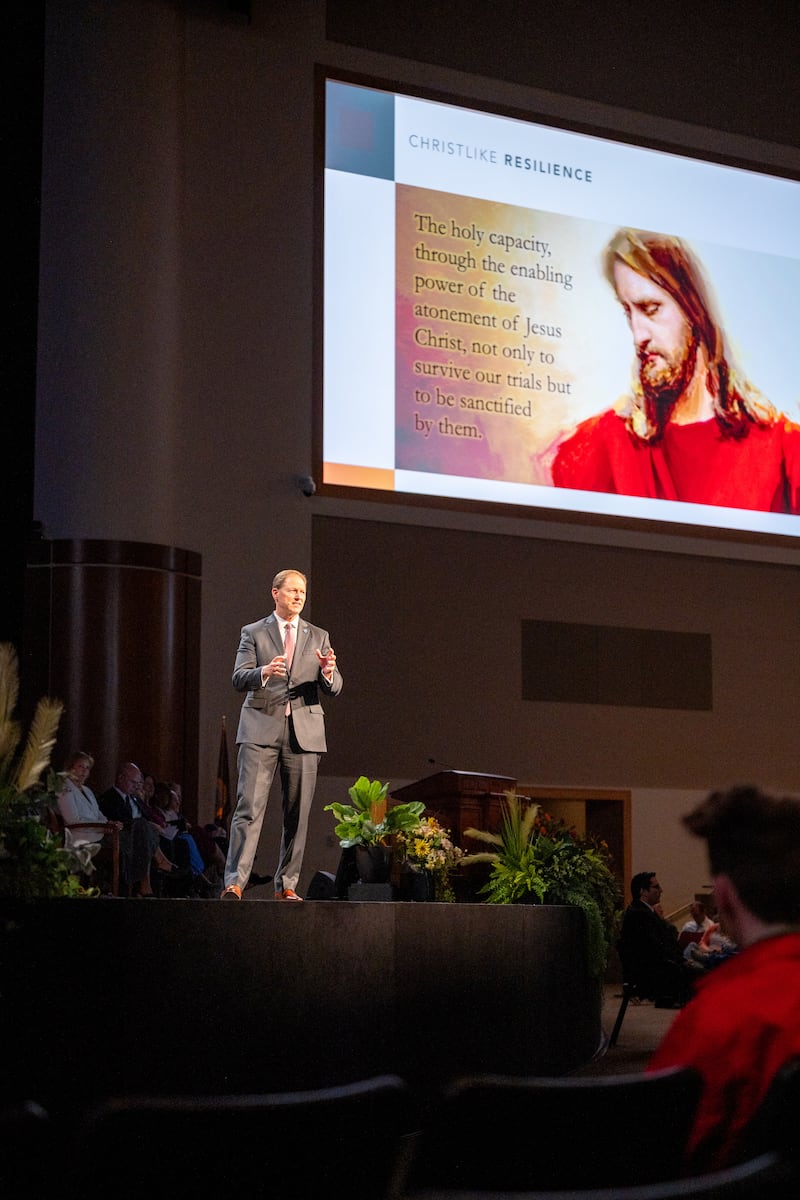 El élder Mark A. Bragg habla con una imagen de Cristo en la pantalla en BYU–Idaho el martes, 2 de junio de 2026.
