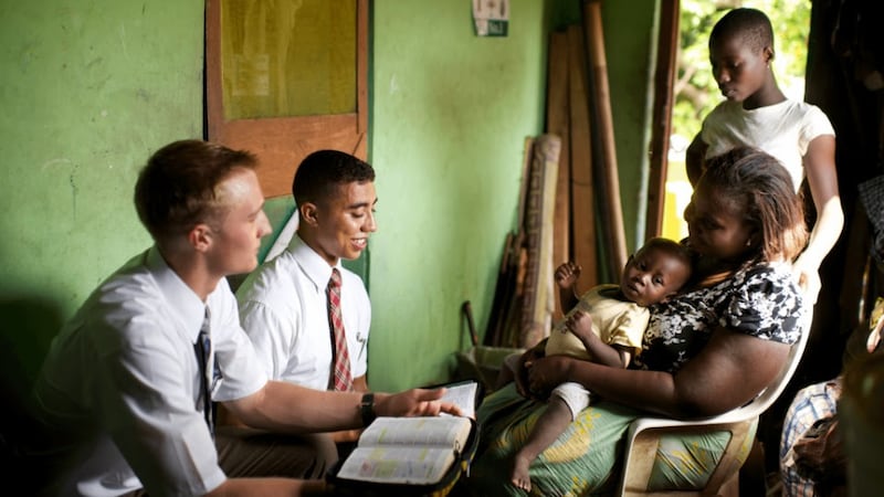 Misioneros de La Iglesia de Jesucristo de los Santos de los Últimos Días enseñan a una familia en Ghana en 2026.