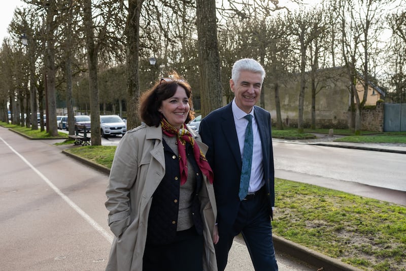 El élder Gérald Caussé, del Cuórum de los Doce Apóstoles, y su esposa, la hermana Valérie Caussé, caminan en Versalles, Francia, el lunes 23 de febrero de 2026.