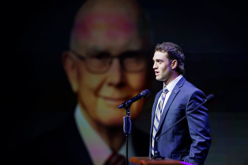 El receptor abierto de BYU Chase Roberts lee una cita en un devocional en el Centro Marriott en Provo, Utah, el martes 9 de septiembre de 2025.