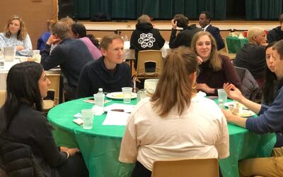 Diana Brown habla mientras miembros de las comunidades de Santos de los Últimos Días, bahá’ís y otras comunidades religiosas participan en una cena y diálogo de la Reverse Open House Series el 17 de marzo de 2022, en un centro de reuniones de Santos de los Últimos Días en Washington, D.C.