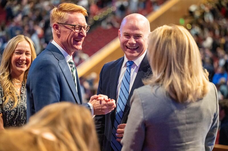 El élder Aaron T. Hall, Setenta Autoridad General, y su esposa, la hermana Kimberly Hall, a la izquierda, conversan con el presidente de BYU–Idaho, Alvin F. Meredith III, y su esposa, la hermana Jennifer Meredith, después de impartir un devocional a los estudiantes de BYU–Idaho en Rexburg, Idaho, el martes 3 de marzo de 2026.