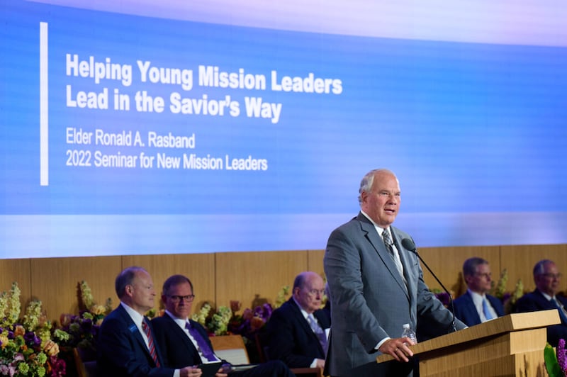 El élder Ronald A. Rasband, del Cuórum de los Doce Apóstoles, habla durante el Seminario para Nuevos Líderes de Misión 2022 el viernes, 22 de junio de 2022 en el Centro de Capacitación Misional de Provo.