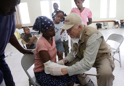 El cirujano ortopédico de Salt Lake, Creig MacArthur, observa al miembro de la Iglesia herido Benjamin Louise Danixlla en Puerto Príncipe, Haití, el 19 de enero de 2010. Un terremoto de magnitud 7,0 sacudió la región 7 días antes.