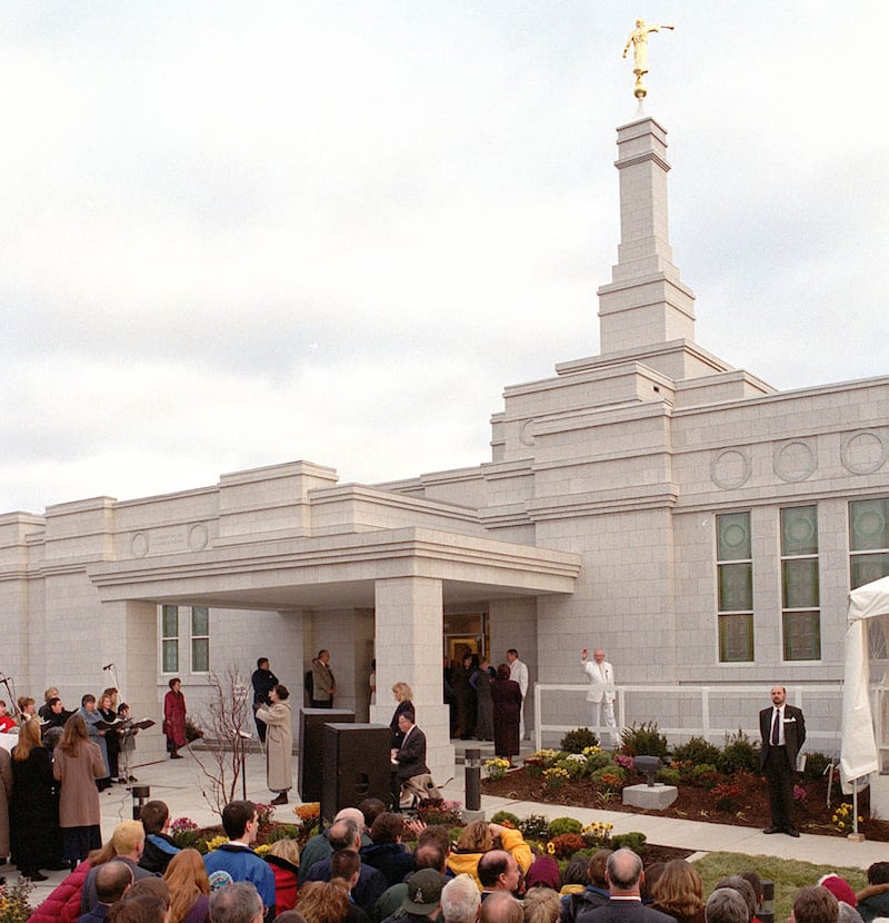 El presidente Gordon B. Hinckley saluda afuera del Templo de Halifax Nueva Escocia el 14 de noviembre de 1999.