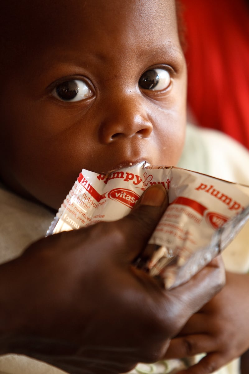 Una madre alimenta a su bebé hijo con un suplemento de alimentos terapéutico en Ghana