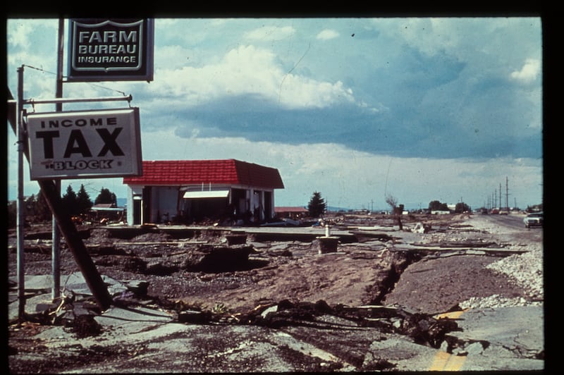 Foto de junio de 1976 que muestra cómo la pared de agua del colapso de la Presa Teton causó que los caminos se erosionaran, colapsaran o se movieran.
