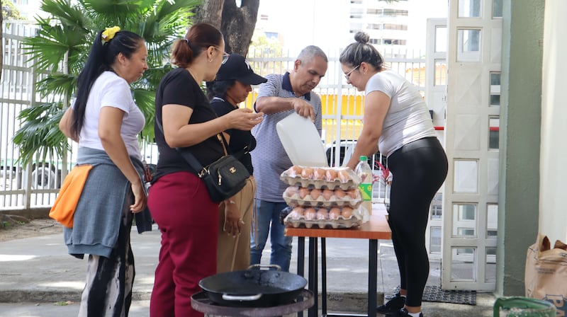 Voluntarios y misioneros de La Iglesia de Jesucristo de los Santos de los Últimos Días preparan artículos para los afectados por los gemelos terremotos en Venezuela el sábado, 27 de junio de 2026.