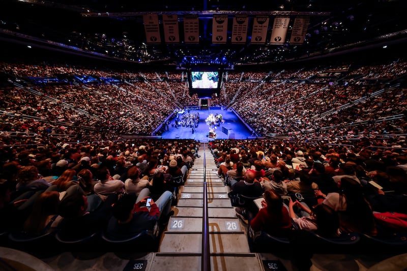 Los estudiantes de la Universidad Brigham Young llenan el Marriott Center en Provo, Utah, para un devocional con el Presidente de la Iglesia Dallin H. Oaks el martes, 10 de febrero de 2026.