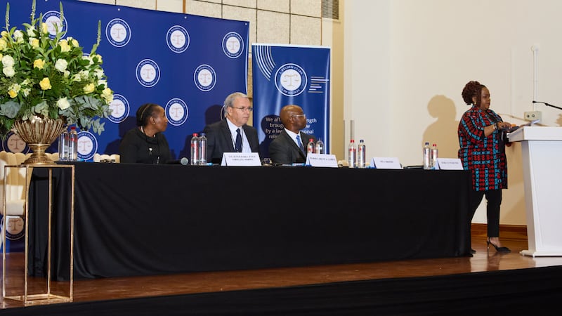 El élder Carlos A. Godoy se une a otros panelistas en una conferencia de libertad religiosa en Johannesburgo, Sudáfrica, 8 de agosto de 2026.