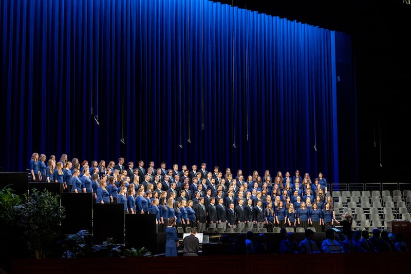 Los miembros de un coro de estudiantes de BYU–Idaho cantan en un devocional con el élder Clement M. Matswagothata, Setenta Autoridad General, en Rexburg, Idaho, el martes 10 de marzo de 2026