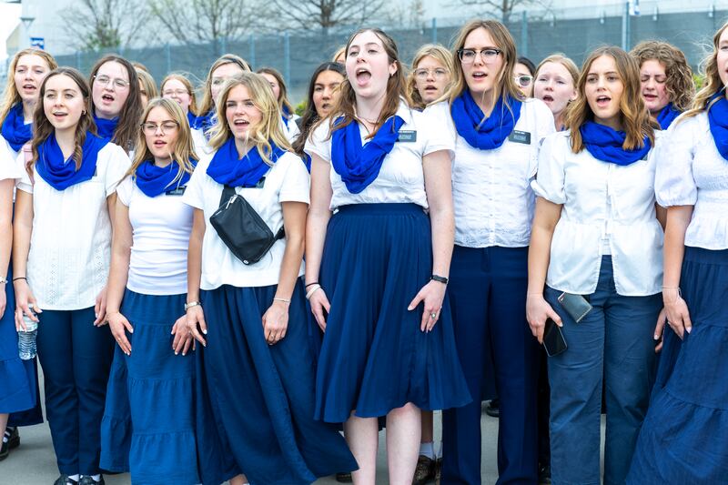 Las misioneras de la Misión Misuri Independencia se preparan antes de cantar el himno nacional en el partido de los Kansas City Royals, el jueves 9 de abril de 2026.