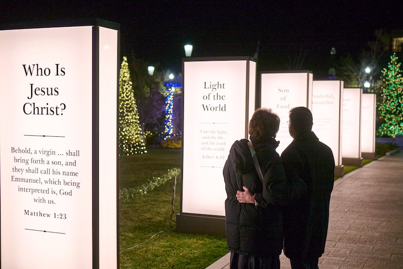 Luces y decoraciones navideñas en exposición en la Manzana del Templo en Salt Lake City, Utah, el lunes 24 de noviembre de 2025.