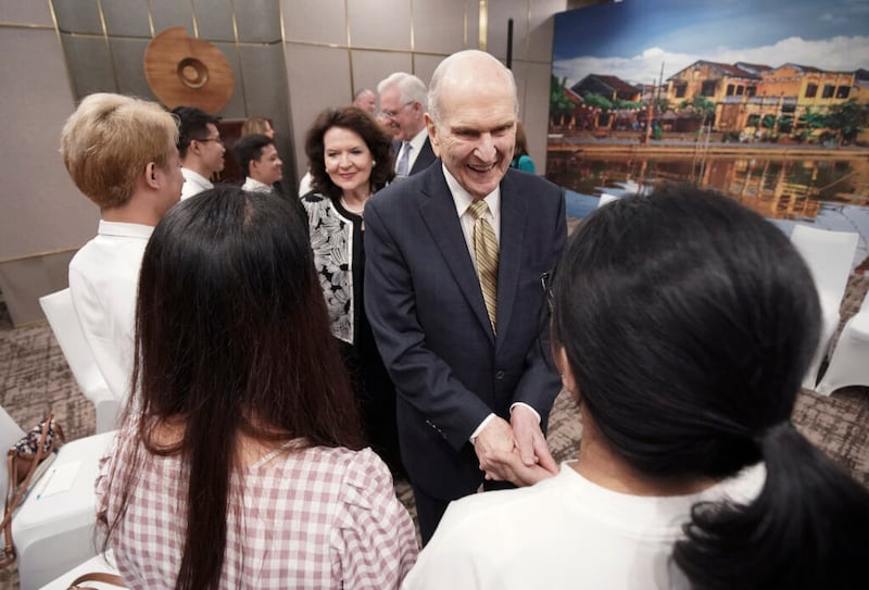 El presidente Russell M. Nelson, de La Iglesia de Jesucristo de los Santos de los Últimos Días, y su esposa, la hermana Wendy Nelson, se reúnen con jóvenes en la Ciudad Ho Chi Minh, Vietnam, el 18 de noviembre de 2019.