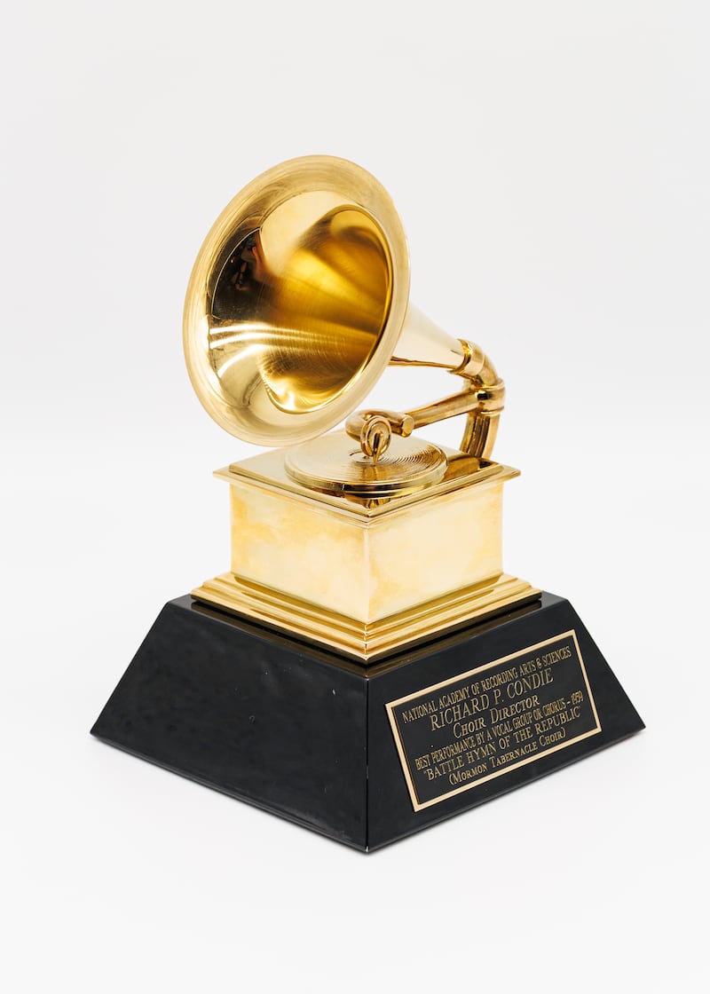 El Premio Grammy, que parece un gramófono vintage, indica que fue presentado a Richard P. Condie para la grabación del Coro del Tabernáculo en la Plaza del Templo de "La Batalla Himno de la República".
