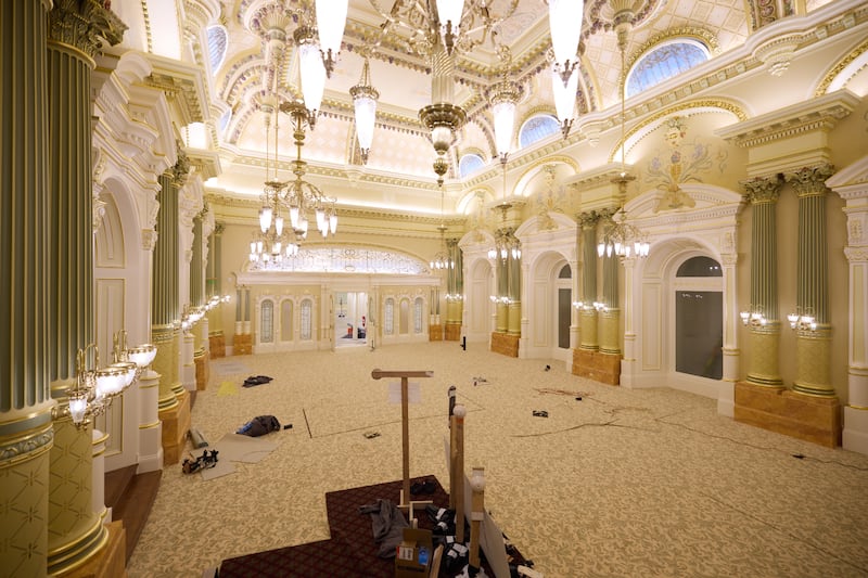 Se muestra la alfombra recién instalada en la sala celestial del Templo de Salt Lake en Salt Lake City el martes, 23 de junio de 2026.