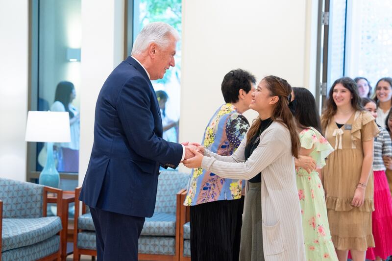 El élder Dieter Uchtdorf y la hermana Harriet Uchtdorf saludan a los misioneros de las Misiones Bangkok Este y Oeste de Tailandia.