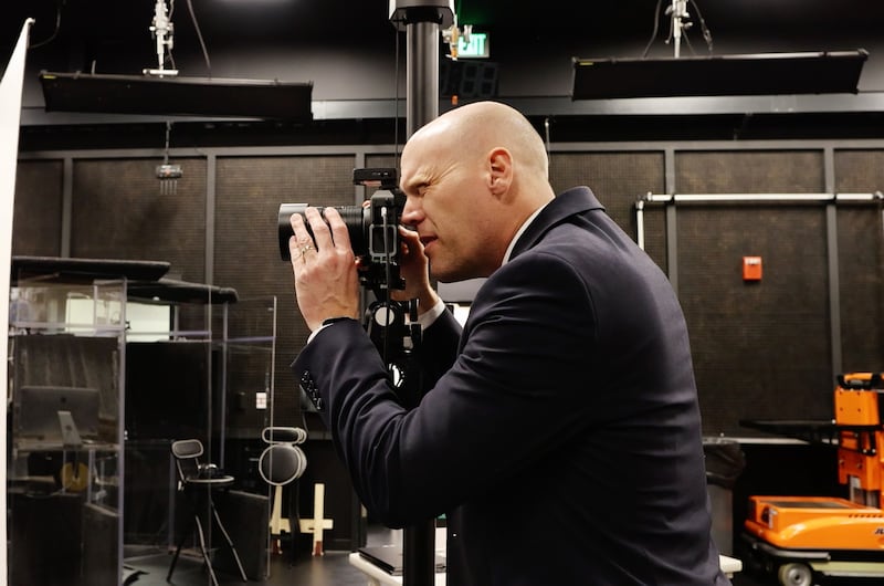 El fotógrafo de la Iglesia Cody Bell toma una fotografía en un estudio en el Edificio de Oficinas de la Iglesia en Salt Lake City, Utah.