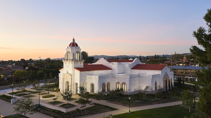 El Templo de Yorba Linda, California, al anochecer.