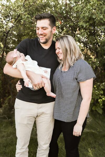 Brandon Bijold y Morgan Taylor-Bijold con su pequeña hija, Dorothy.