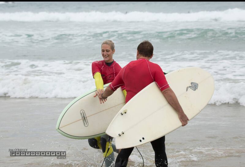 Surfistas chocan los cinco durante el evento de relevos del Coffs Soul Surfest 2015 en Coffs Harbour, Australia, septiembre de 2015.